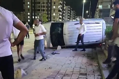 Siirt’te araç kaldırıma çıkıp yan yattı
