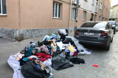 Eskişehir’de kaldırımı kapatan kıyafet yığını dikkat çekti
