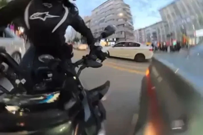 Motosiklet sürücüsü otomobile çarparak takla attı, o anlar kameraya yansıdı
