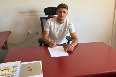Sivasspor, genç oyuncu Ayberk Selvili ile 3 yıllık sözleşme imzaladı
