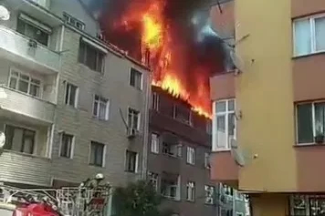Gaziosmanpaşa Şemsipaşa Mahallesi’nde 4 katlı binanın çatısında yangın çıktı. Alevler yan binaya da sıçradı. Olay yerine çok sayıda itfaiye ekibi sevk edildi. Ekiplerin yangına müdahalesi sürüyor.
