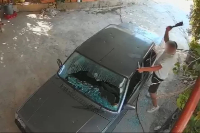 Kadına ait otomobile satır ve bıçakla zarar verdi: O anlar kamerada
