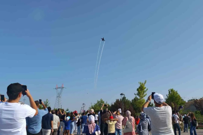 Ahlat’ta SOLOTÜRK gösteri uçusu nefes kesti
