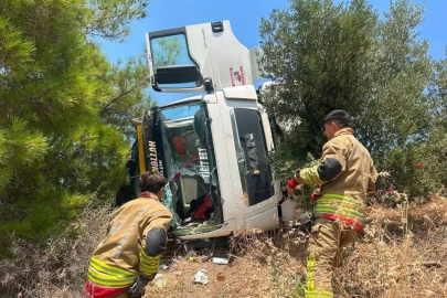 Arsuz’da devrilen kamyonun sürücüsü yaralandı
