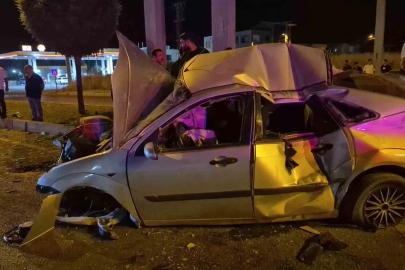 Otomobil direğe çarptı: 4 yaralı
