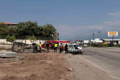 Osmaniye’de hafif ticari araç ile otomobil çarpıştı: 2 yaralı
