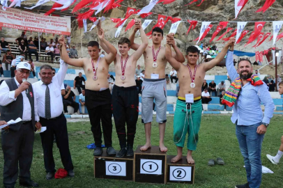 Pehlivanlı’da pehlivanlar kıyasıya güreşti
