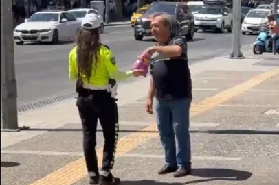 İzmir’de trafik polisi Mevlit Kandili’nde çikolata dağıttı
