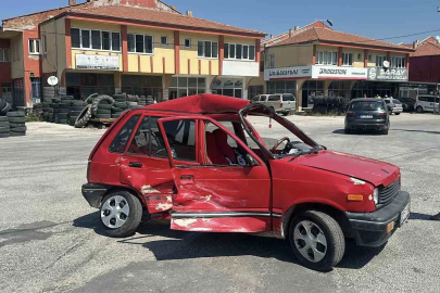 Kamyonetin çarptığı otomobil hurdaya döndü: 1 yaralı
