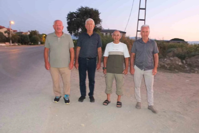 Burhaniye’ de kaldırımsız cadde kazalara davetiye çıkarıyor
