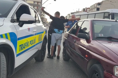 Çalışır haldeki otomobilde uyuyan 2 kişiyi polis güçlükle uyandırdı, araçta 13 sentetik hap ele geçirildi
