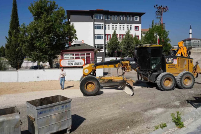 Belediye ekipleri okullar bölgesini yeni eğitim yılına hazırlıyor
