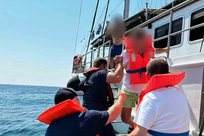 Karaya oturan gezi teknesindeki 11 kişi Sahil Güvenlik tarafından kurtarıldı
