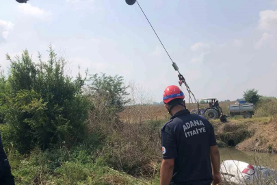 Otomobil dereye uçtu: Sürücü yüzerek kurtuldu
