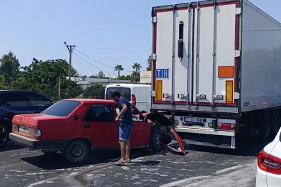 Kırmızı ışıkta duran tıra arkadan çarpan Tofaş hurdaya döndü: 1 yaralı
