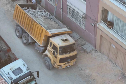 Eskişehir’de yol çöktü, kamyon çukura düştü
