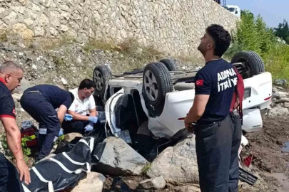 Adana’da otomobil dereye düştü: 2 ölü, 1 yaralı
