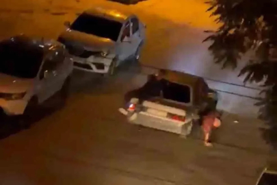 Otomobilden düşen genç altında ezilmekten son anda kurtuldu
