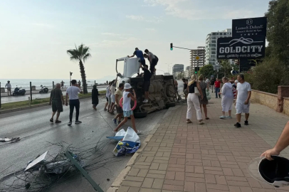 Bisiklete çarpmamak için manevra yapan araç yan yattı: 2 yaralı
