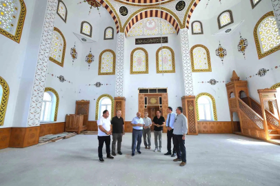 Vali Ustaoğlu Edremit’te yapımı süren cami inşaatını inceledi
