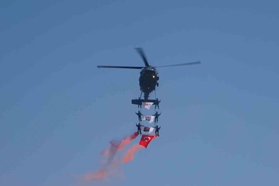 Malazgirt’te jandarma helikopterlerinin gösterisi nefes kesti
