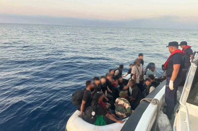 İzmir açıklarında 44 düzensiz göçmen yakalandı
