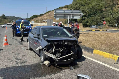 D-100’de iki otomobil kafa kafaya çarpıştı
