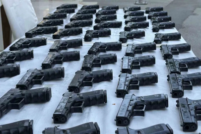 İstanbul ve Kocaeli’ne silah sevkiyatı yapacaktı, Sakarya’da 100 tabancayla yakalandı
