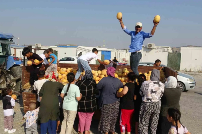 Kavunun tanesini tüccara 5 TL’ye satmak yerine 50 ton kavunu depremzedelere bedava dağıtıyor
