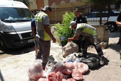 Antalya’da son kullanma tarihi bulunmayan ve süresi geçmiş 152 kilo et ile 20 bidon turşuya el konuldu
