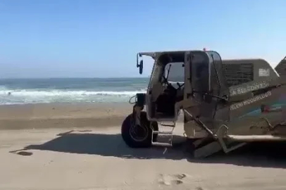 Akçakoca’da plajlarda temizlik ve kum tesviyesi çalışması
