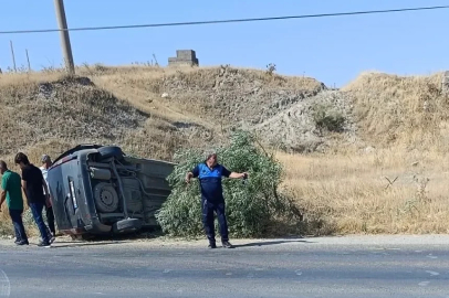 Lastiği patlayan araç takla attı: 2 yaralı
