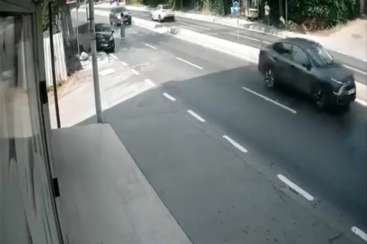 Yayaya çarpmamak için direksiyonu kırdı, kaza böyle geldi
