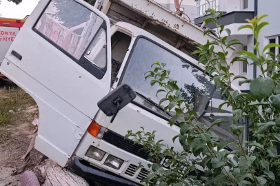 Durdurmaya çalıştığı kamyonetle korkuluk arasında sıkışan genç operasyonla kurtarıldı
