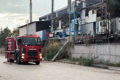 Elazığ’da yalıtım fabrikasında çıkan yangın 3,5 saatlik çalışmayla söndürüldü
