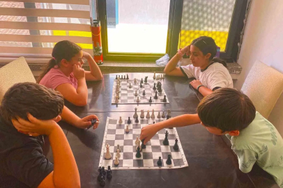 Germencik’te çocuklar yaz tatilini satranç öğrenerek değerlendiriyor
