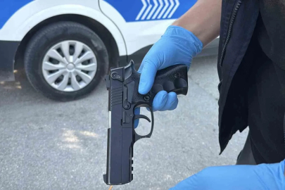 Sokak ortasındaki kavga sonrasında okulun önündeki çöp kutusunda tabanca çıktı
