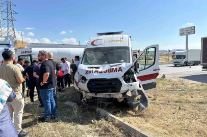 Çorum’da ambulans ile cip çarpıştı: 5 yaralı
