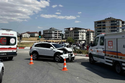 Uşak’ta otomobil ile cip çarpıştı: 3 yaralı
