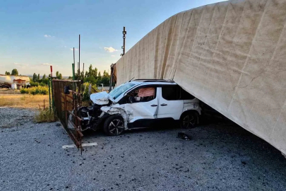 Çorum’da kontrolden çıkan tır, hafif ticari aracın üzerine devrildi: 1 yaralı
