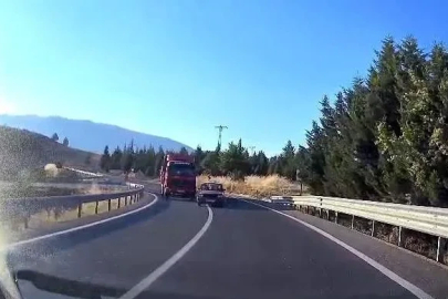 Virajda hatalı sollama faciaya davetiye çıkarıyordu: Kafa kafaya çarpışmadan saniyelerle kurtuldular
