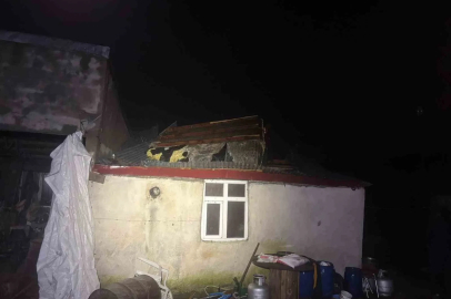 Ardahan’da şoke eden görüntüler; Şiddetli fırtına çatıları uçurdu, göz gözü görmedi
