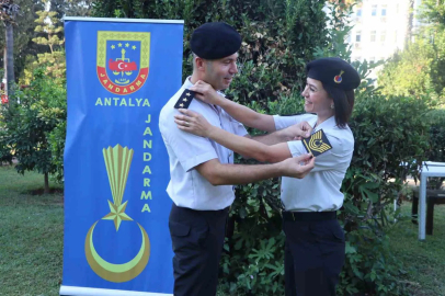 Jandarma çiftin evlilik yıldönümünde rütbe terfi gururu
