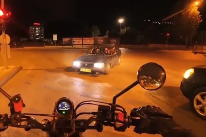 Trafikte akıl almaz görüntü: Araçlara aldırmadan tersten yoluna devam etti

