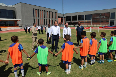 Başkan Altay ve Başkan Pekyatırmacı, sporcu seçme ve yetiştirme merkezinde öğrencilerle buluştu
