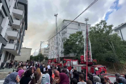 Avcılar’da bitişik 2 binada korkutan çatı yangını
