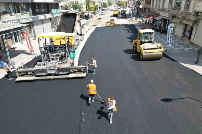 Adnan Menderes Caddesi sıcak asfaltla yenileniyor
