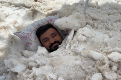 Sıcaktan kaçıp karın içine girdi! Erzincan’da ilginç serinleme
