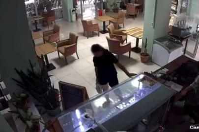 Kütüphaneden kitap çaldı, kameraya yakalandı
