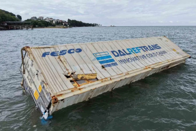 Fatsa’da denizde sürüklenen konteyner paniğe yol açtı
